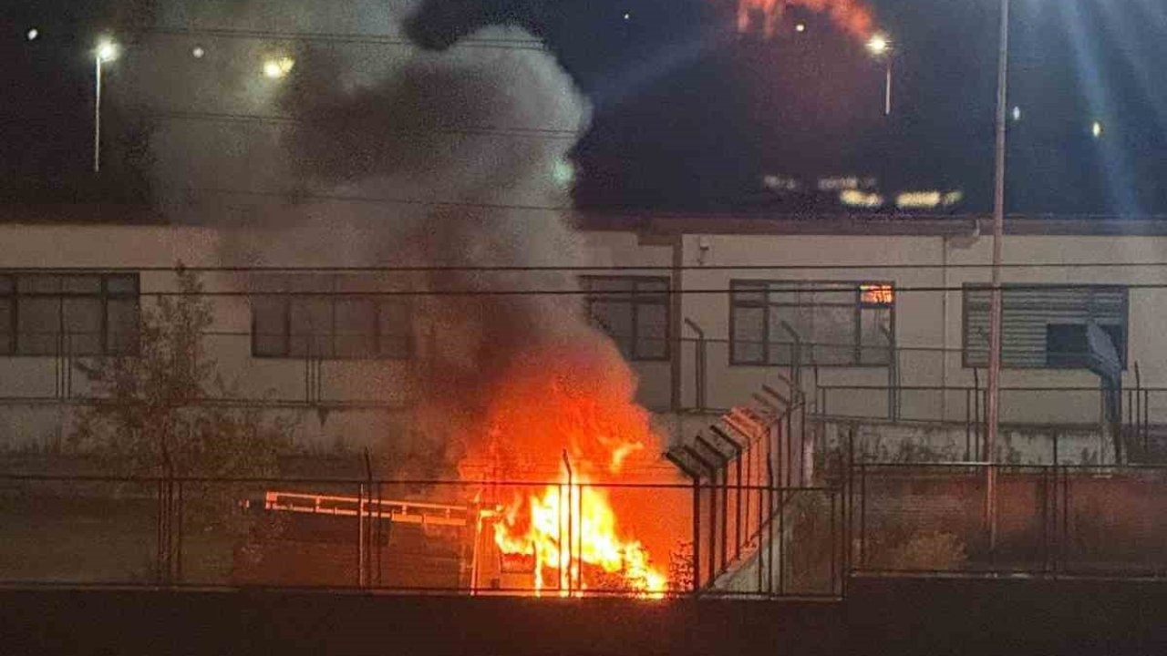 Çarşamba Cezaevi Bahçesinde Kamyonet Yandı