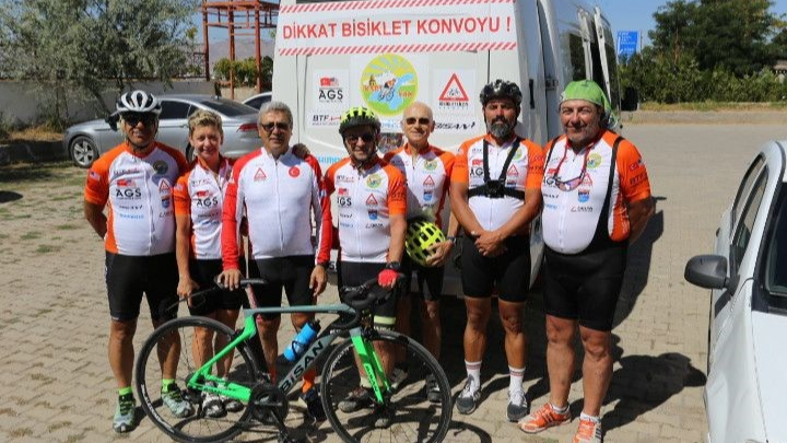 Eğitim İçin Pedal Çeviriyorlar: Gönüllü Bisikletliler Patnos&#039;ta