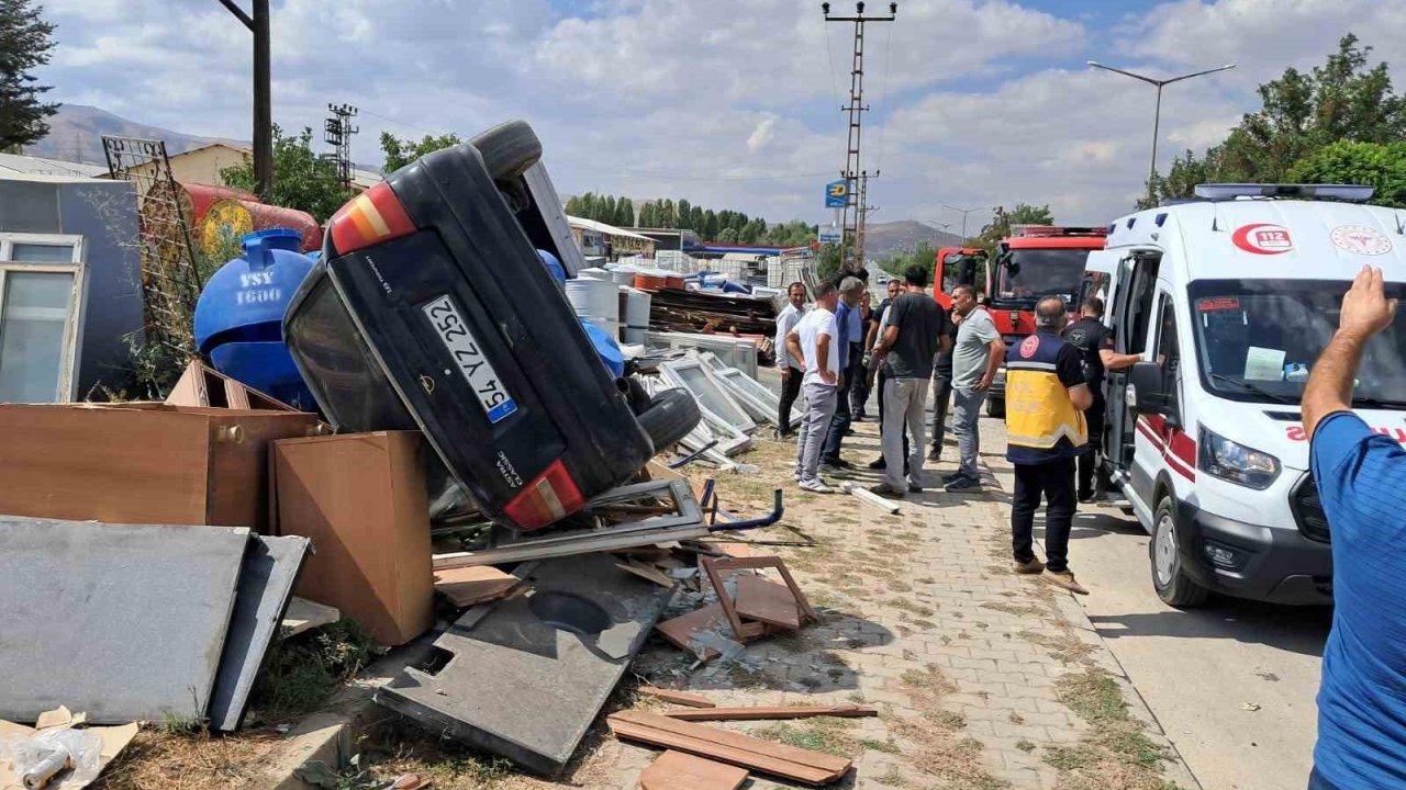 Muş’ta Kontrolden Çıkan Otomobil Hurda Dükkanına Girdi: 2 Yaralı