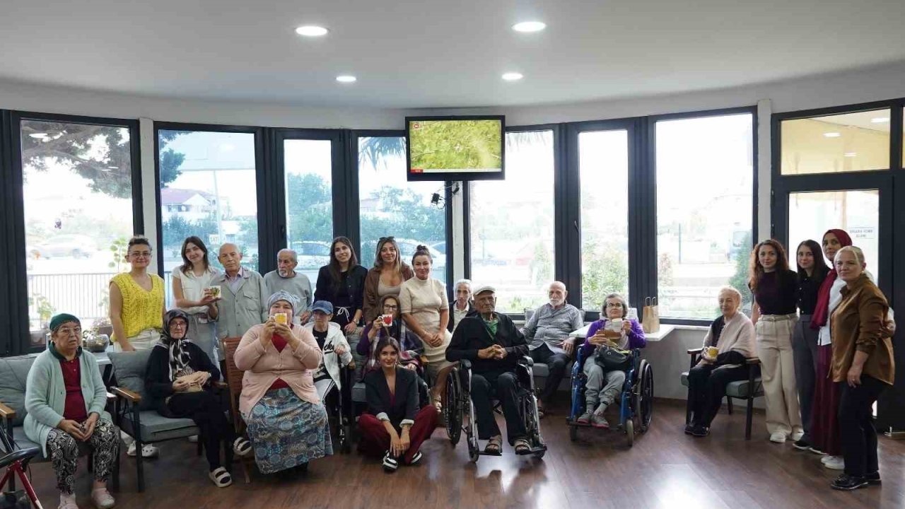 Yaşlılardan Çini Kursuna Yoğun İlgi: Kendi Yaptıkları Kupalar Onlara Ulaştı