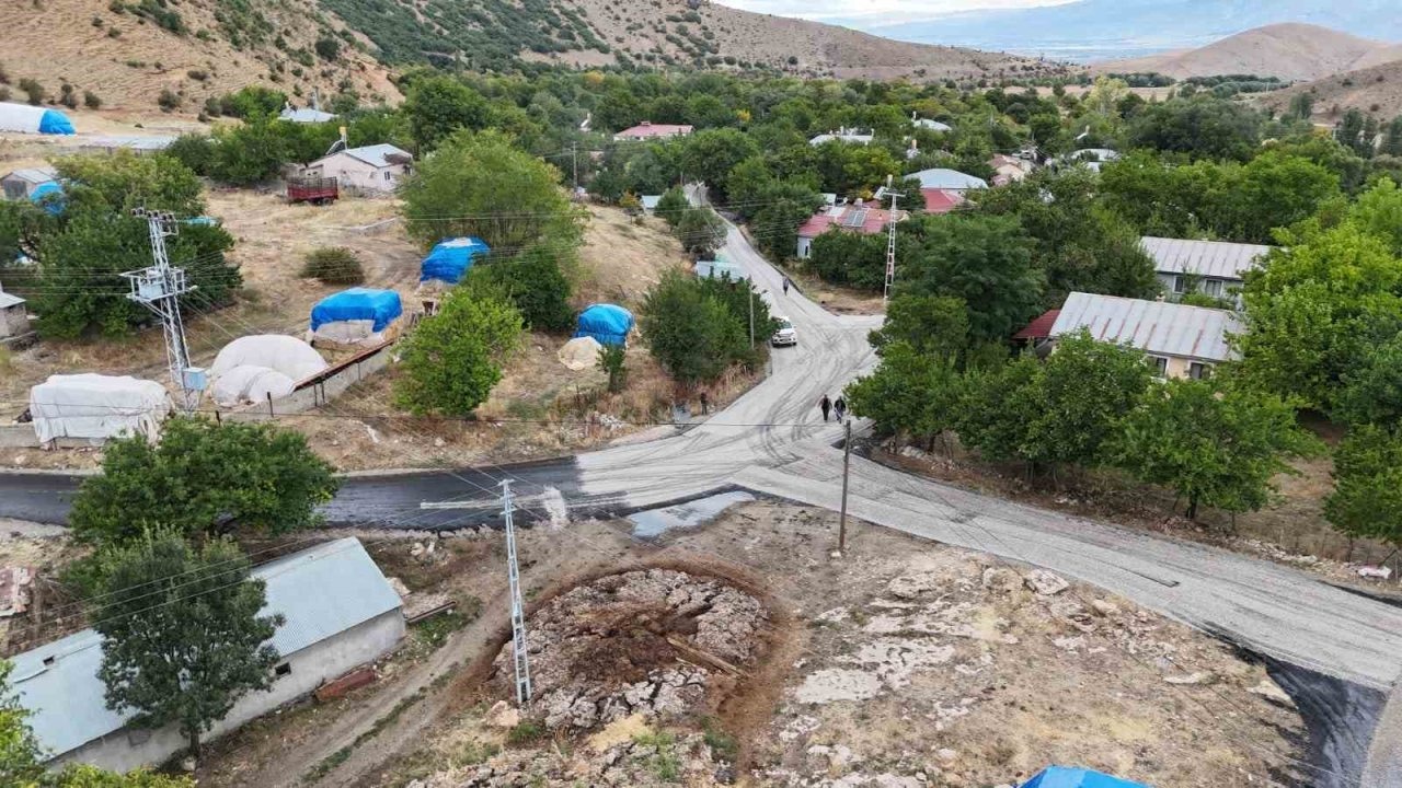 Erzincan'da Köy Yolları Asfaltlanıyor