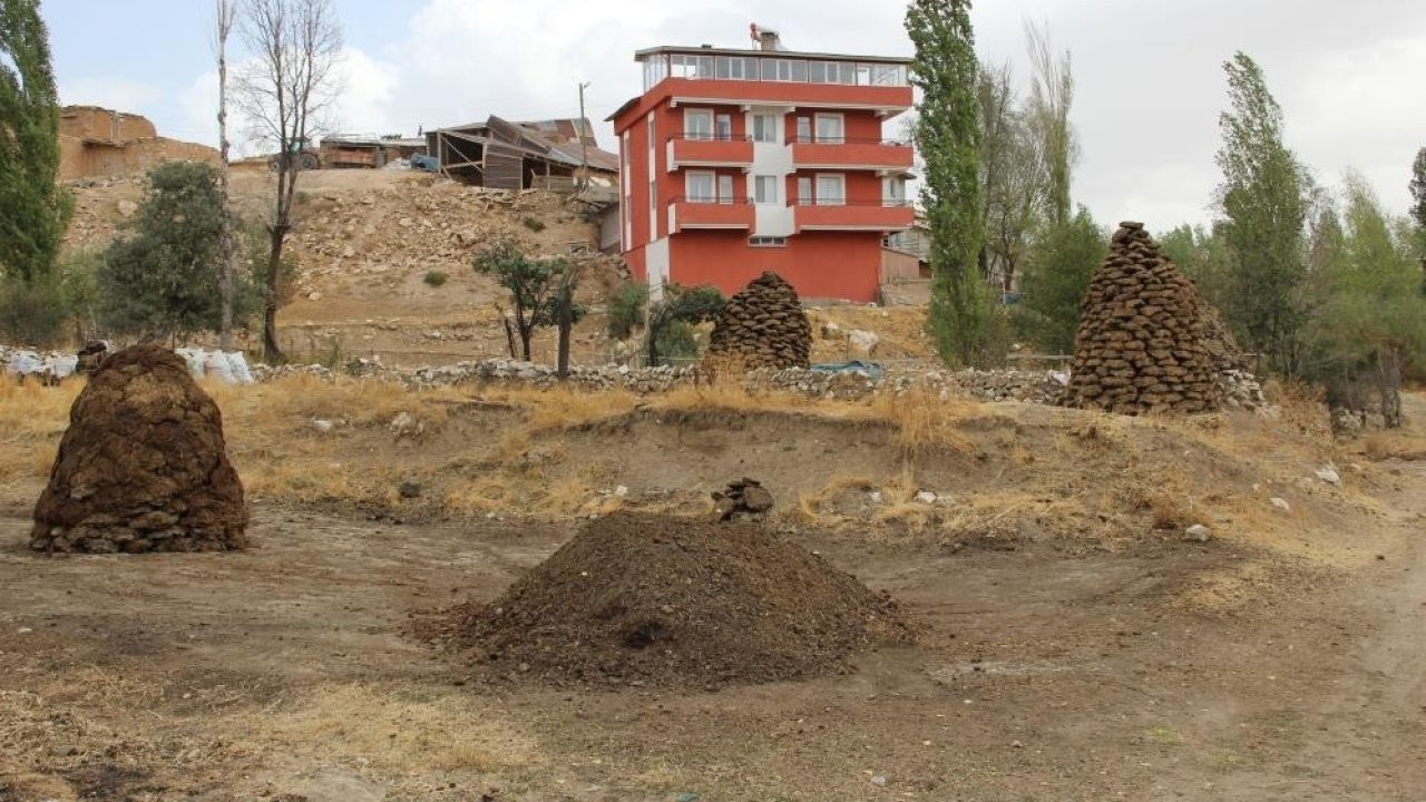 Erzincan Köylerinde Kışlık Tezek Hazırlığı Başladı