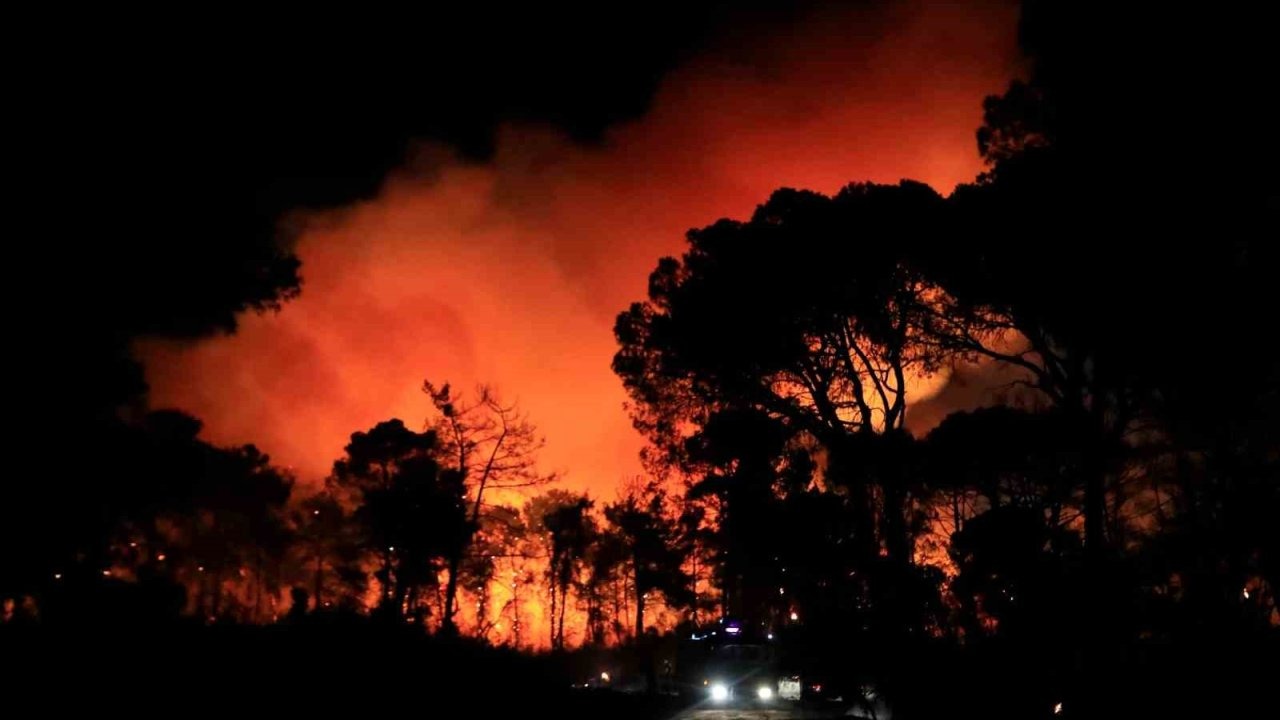 Antalya'daki Yangınlara Müdahale Devam Ediyor: Aksu Kontrol Altında, Alanya'da Yeni Yangın
