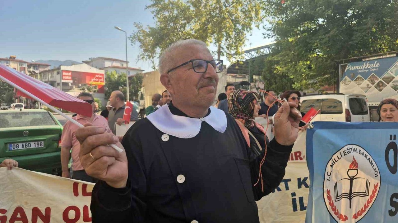 Veliler Okul Yıllarına Döndü: Siyah Önlüklerle Okuma Haftası Kutlaması