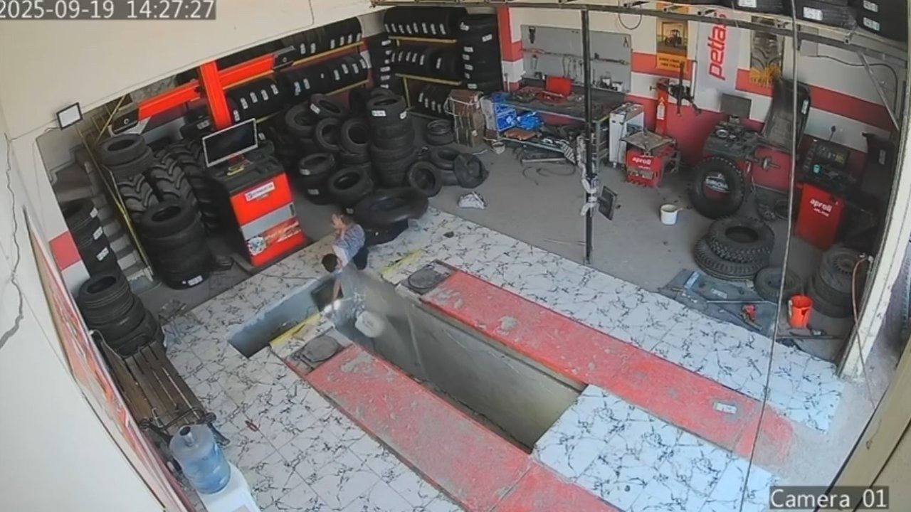 Mardin’de oto lastikçide çocuğun çukura düşme anı güvenlik kamerasına yansıdı