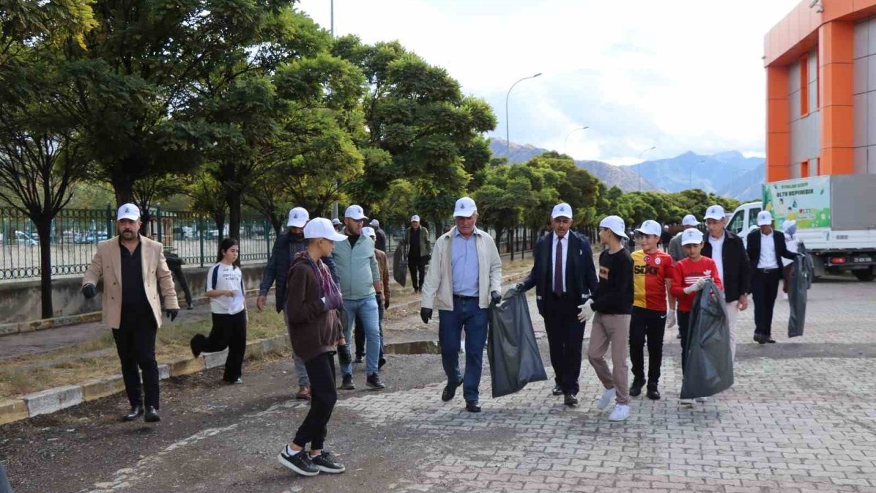 Oltu&#039;da Dünya Temizlik Günü Kapsamında Çöp Toplama Etkinliği