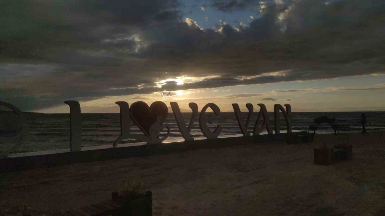 Van Gölü&#039;nde Fırtına Etkisi: Dev Dalgalar Oluştu