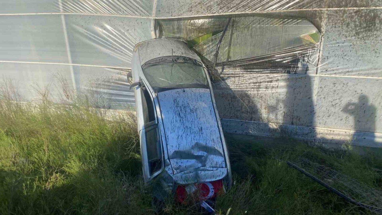 Serik&#039;te Kontrolden Çıkan Otomobil Muz Serasına Girdi