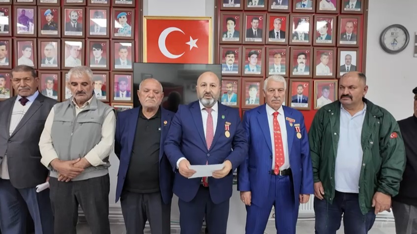 Iğdırlı Gaziler &#039;&quot;Valiye Şemsiye Var Gazilere Yok&quot; Haberine Sert Tepki Gösterdi