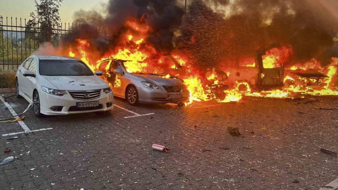 Rusya’dan Ukrayna’ya yoğun hava saldırısı: 3 ölü