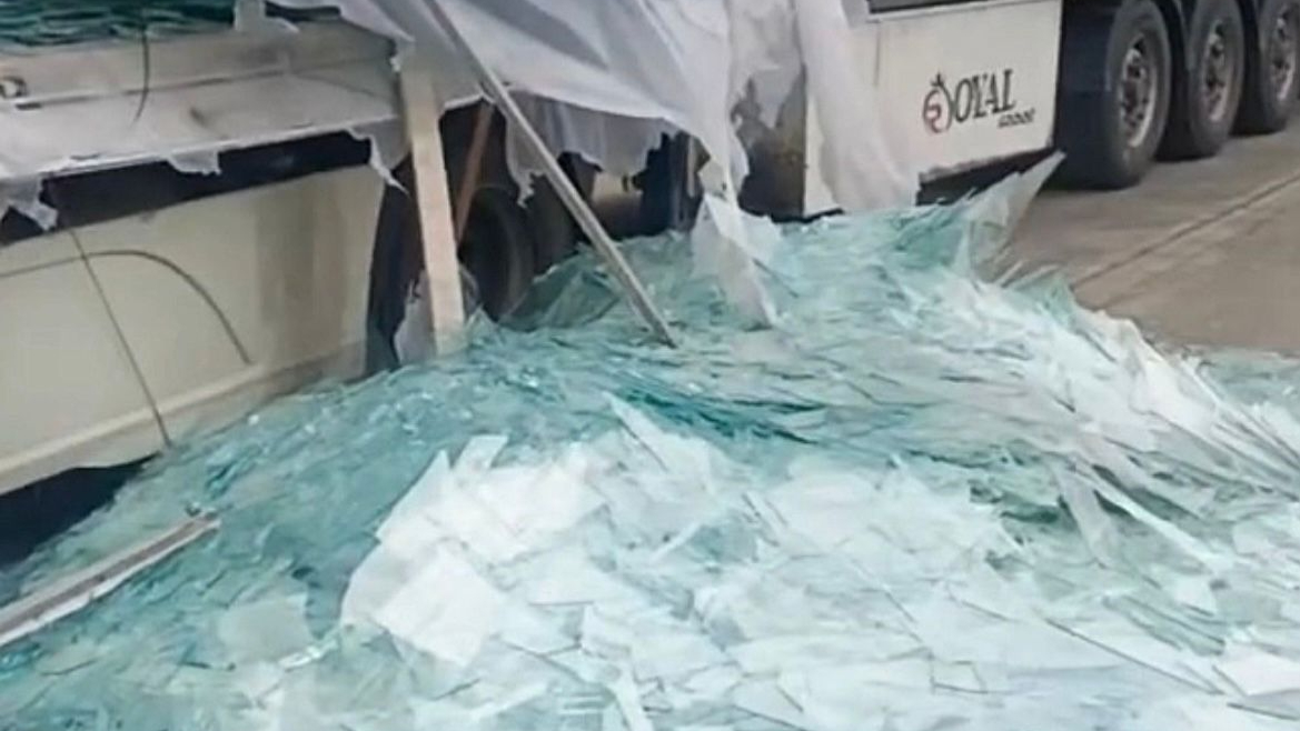 Iğdır’da Cam Yüklü Tırın Soğukkanlı Şoförü Felaketi Önledi