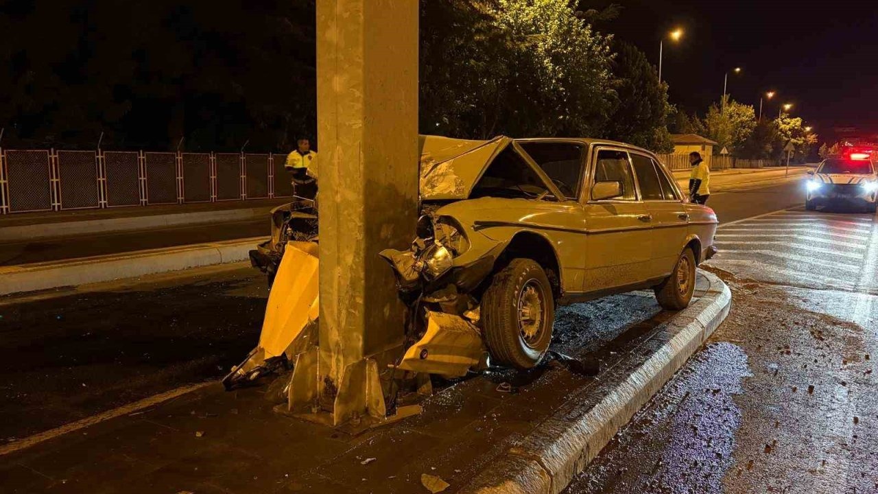 Kayseri’de Direğe Saplanan Otomobilin Sürücüsü Ağır Yaralandı