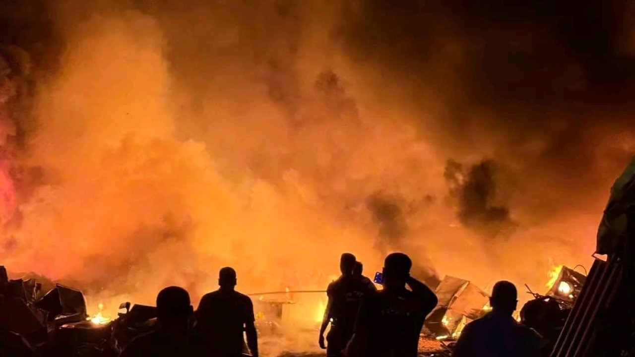 Hatay’da Hurdalık Yangını Geceyi Aydınlattı
