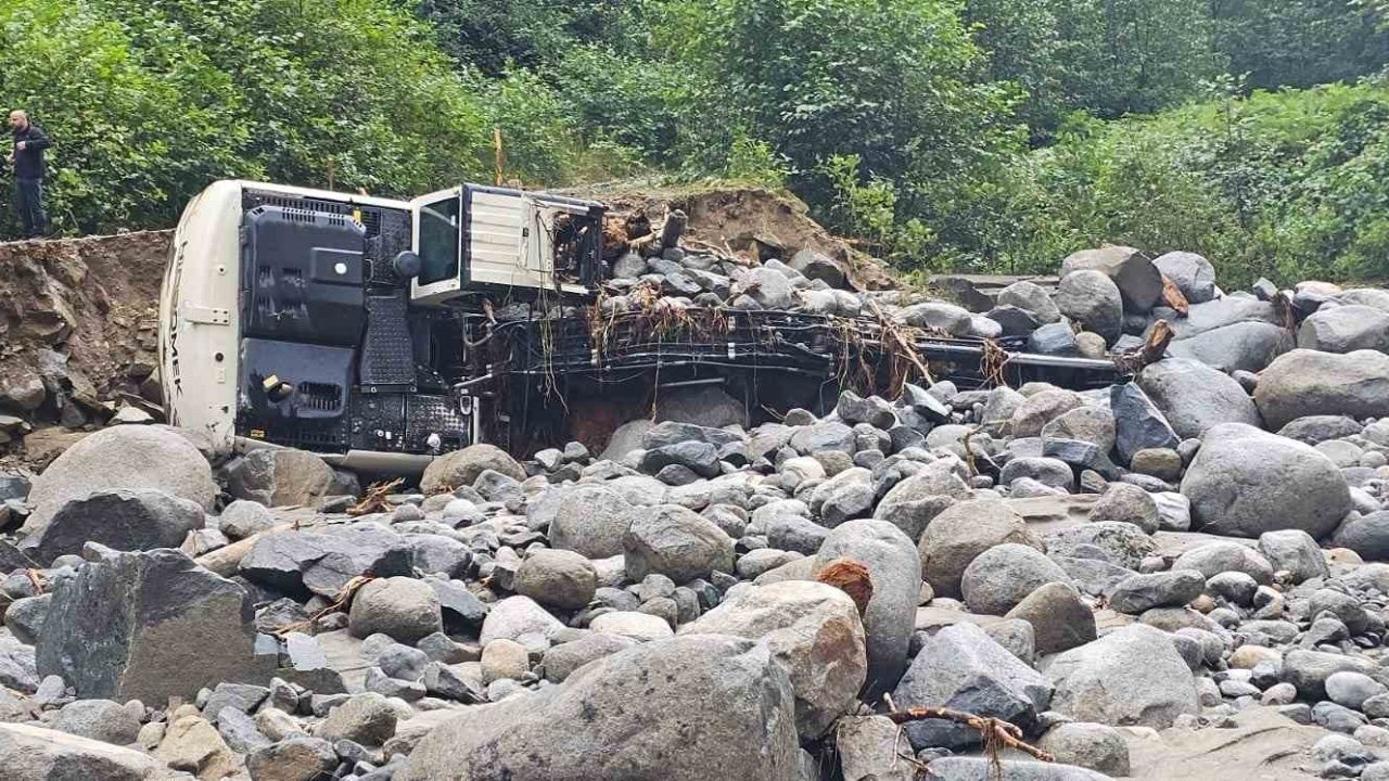 Rize’de Sel ve Heyelan: Deremezra Köyü Büyük Hasar Gördü