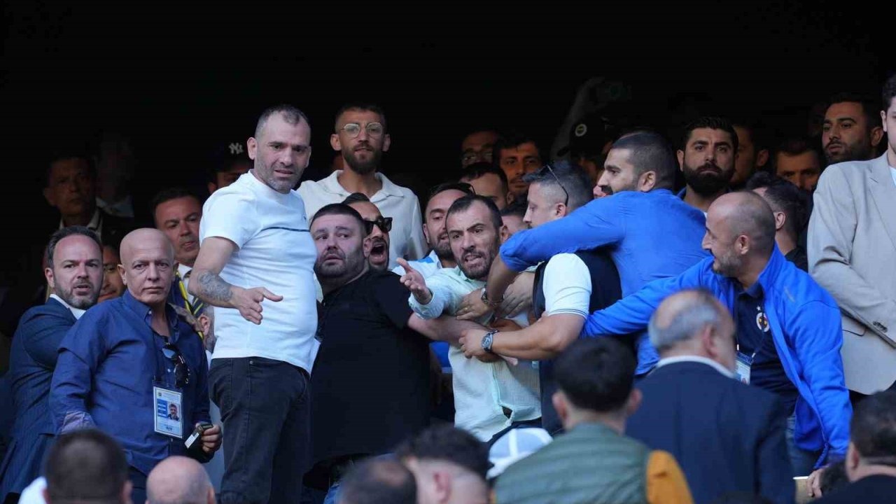 Fenerbahçe seçiminde tribünlerde gerginlik