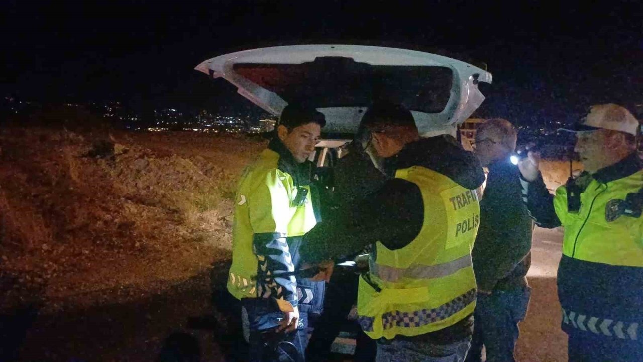 Çorum&#039;da Denetimler Sırasında Ruhsatsız Tüfek ve Mühimmat Ele Geçirildi