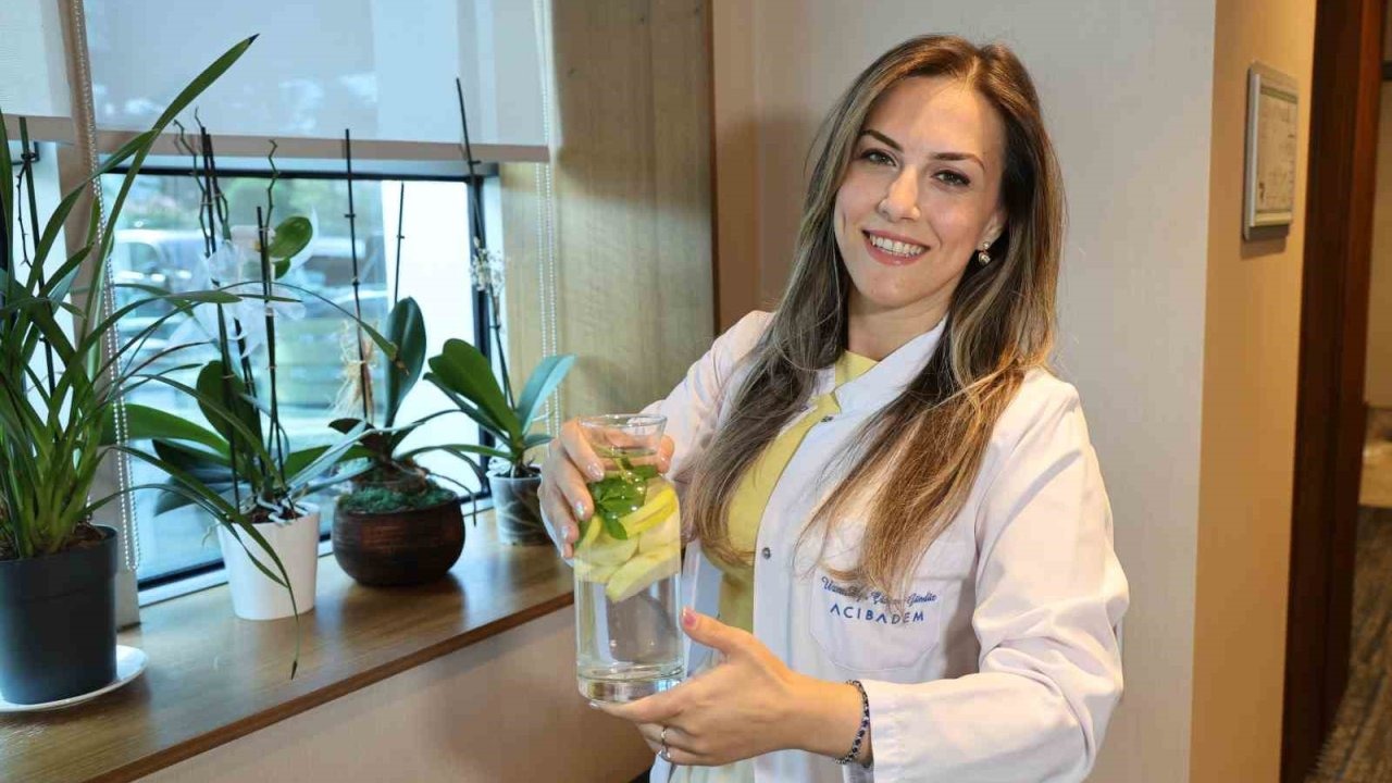 Sıcak Havalarda Susuzluğa Dikkat: Asitli İçecekler Sağlığı Tehdit Ediyor