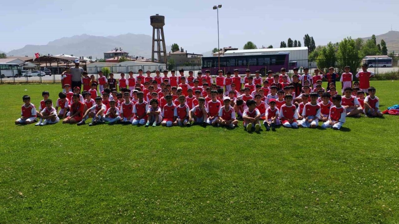 Van Büyükşehir Belediyespor&#039;dan Vanspor&#039;a Altyapı Desteği