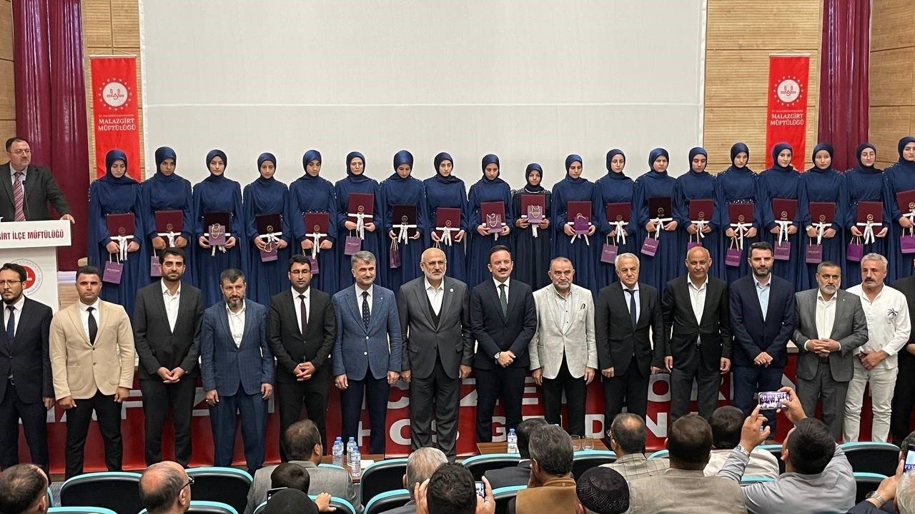 Malazgirt&#039;te 19 Hafız, Düzenlenen Merasimle İcazet Aldı