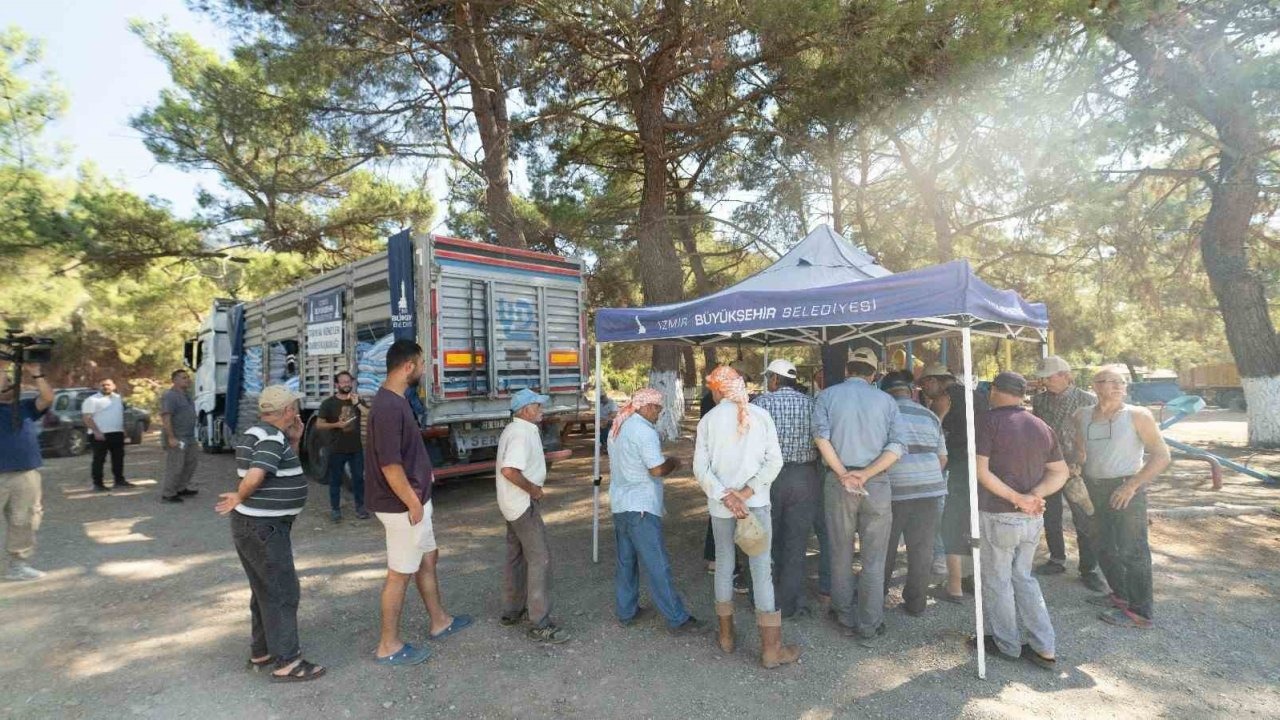İzmir Büyükşehir Belediyesi Yangından Etkilenen Üreticilere Yem Desteği Sağladı