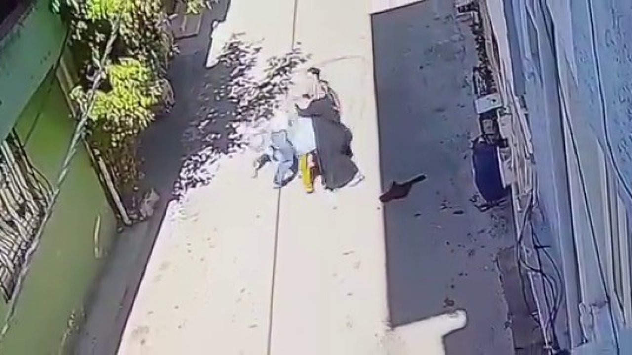 Bursa&#039;da Sokak Ortasında Dehşet: Annenin Kucağındaki Çocuğunun Yanında Saldırıya Uğraması Kamerada