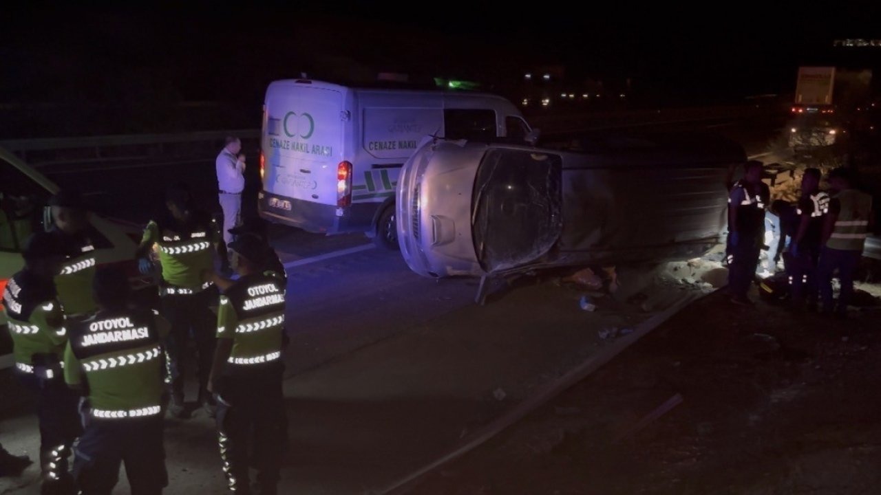 Gaziantep’te lastiği patlayan minibüs taklalar atarak devrildi: 2 ölü, 8 yaralı