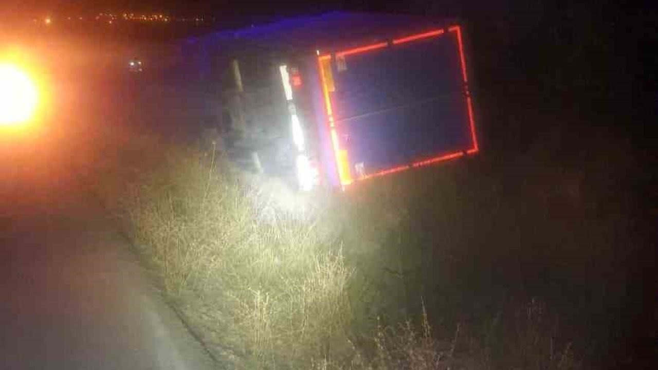 Devrilen kargo kamyonunda sürücü hayatını kaybetti