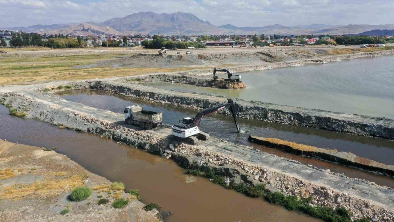 Van Gölü'nü Temizleme Çalışmaları Devam Ediyor: Yaklaşık 2 Milyon Metreküp Dip Çamuru Çıkarıldı