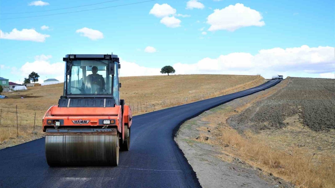Muş'ta Yüksek Kesimlerdeki Köy Yollarına Sıcak Asfalt