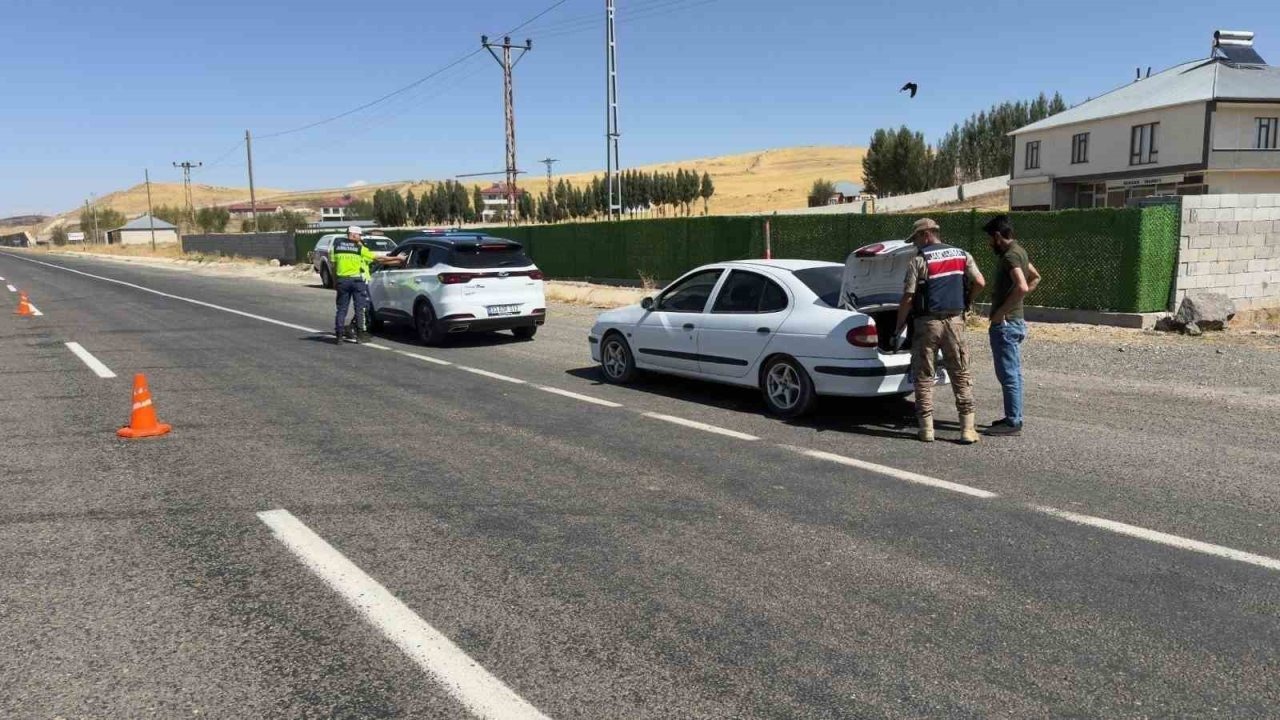 Ağrı'da "Huzur ve Güven" Uygulaması: Aranan Şahıslar ve Düzensiz Göçmenler Yakalandı