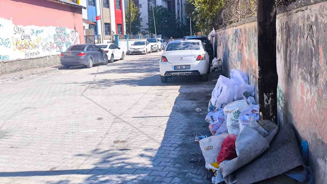Van'da Okul Çevresi ve Mahallelerde Çöp Sorunu Vatandaşları İsyan Ettirdi
