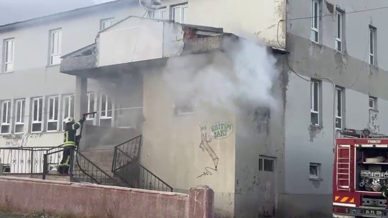 Karayazı'da Boş Binada Yangın Çıktı