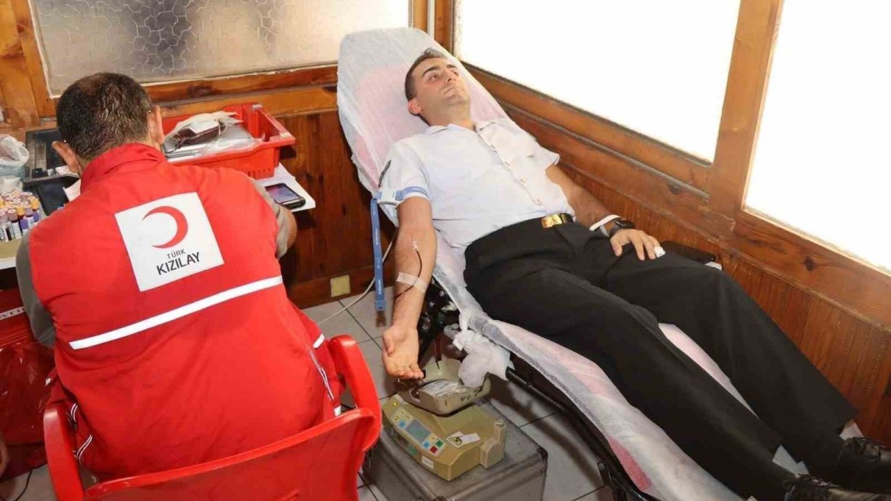 Mersin Jandarması, Kızılay'a Kan Bağışıyla Destek Oldu