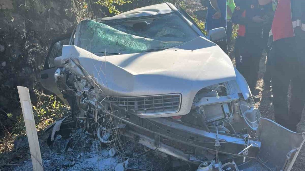 Kontrolden çıkan otomobil duvara çarptı: 2 yaralı