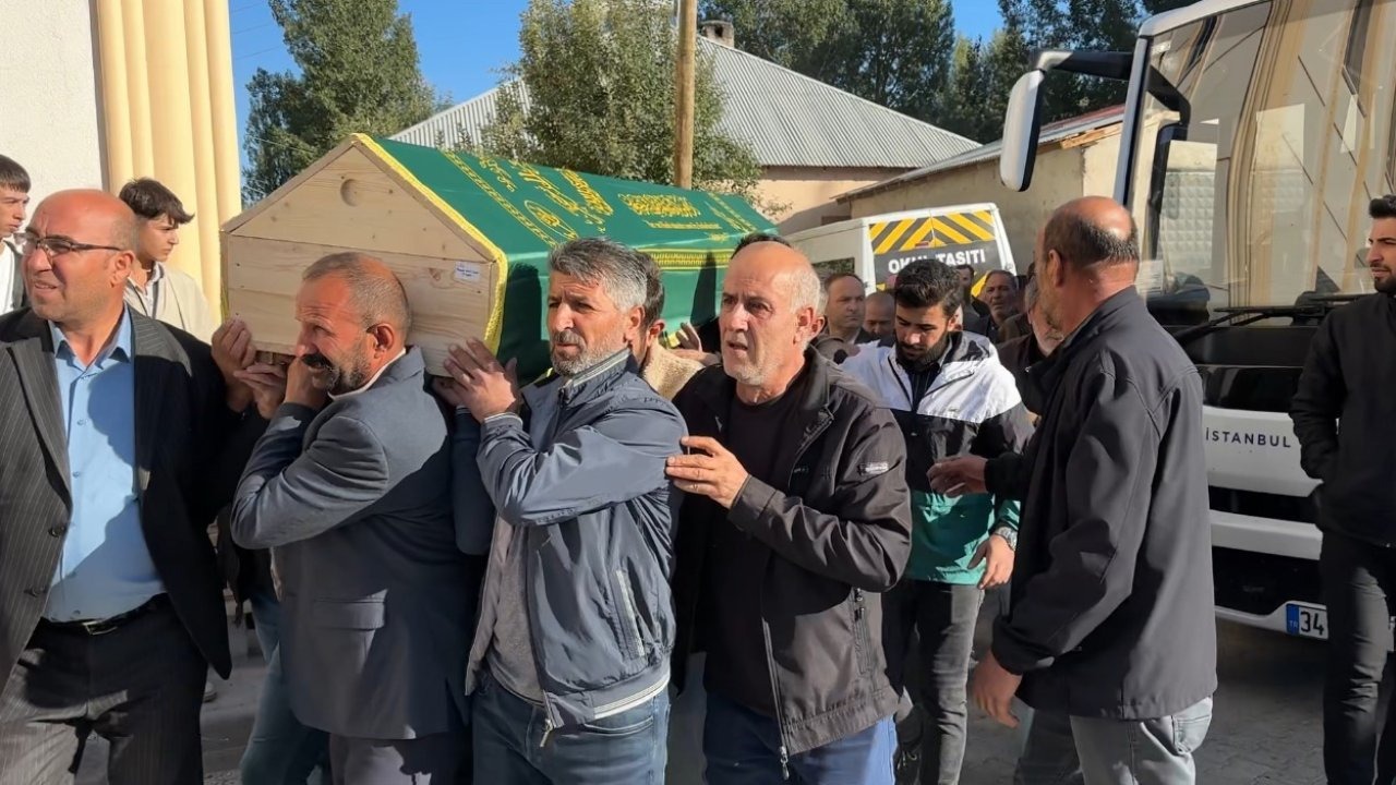 Halı sahada kalp krizi geçiren vatandaş Yüksekova’da toprağa verildi