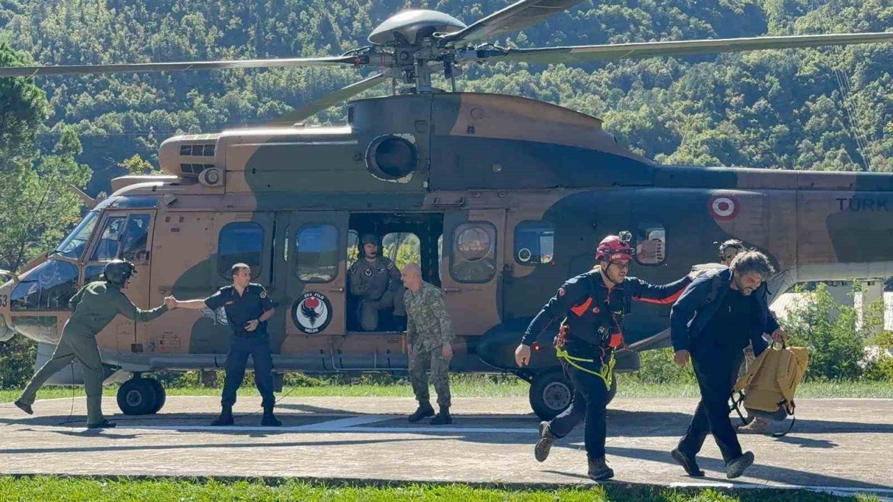 Artvin’de mahsur kalan vatandaşlar ve turistler helikopterle tahliye edildi