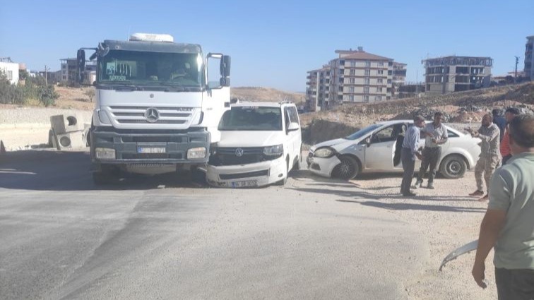 Adıyaman&#039;da Zincirleme Trafik Kazası: 2 Yaralı
