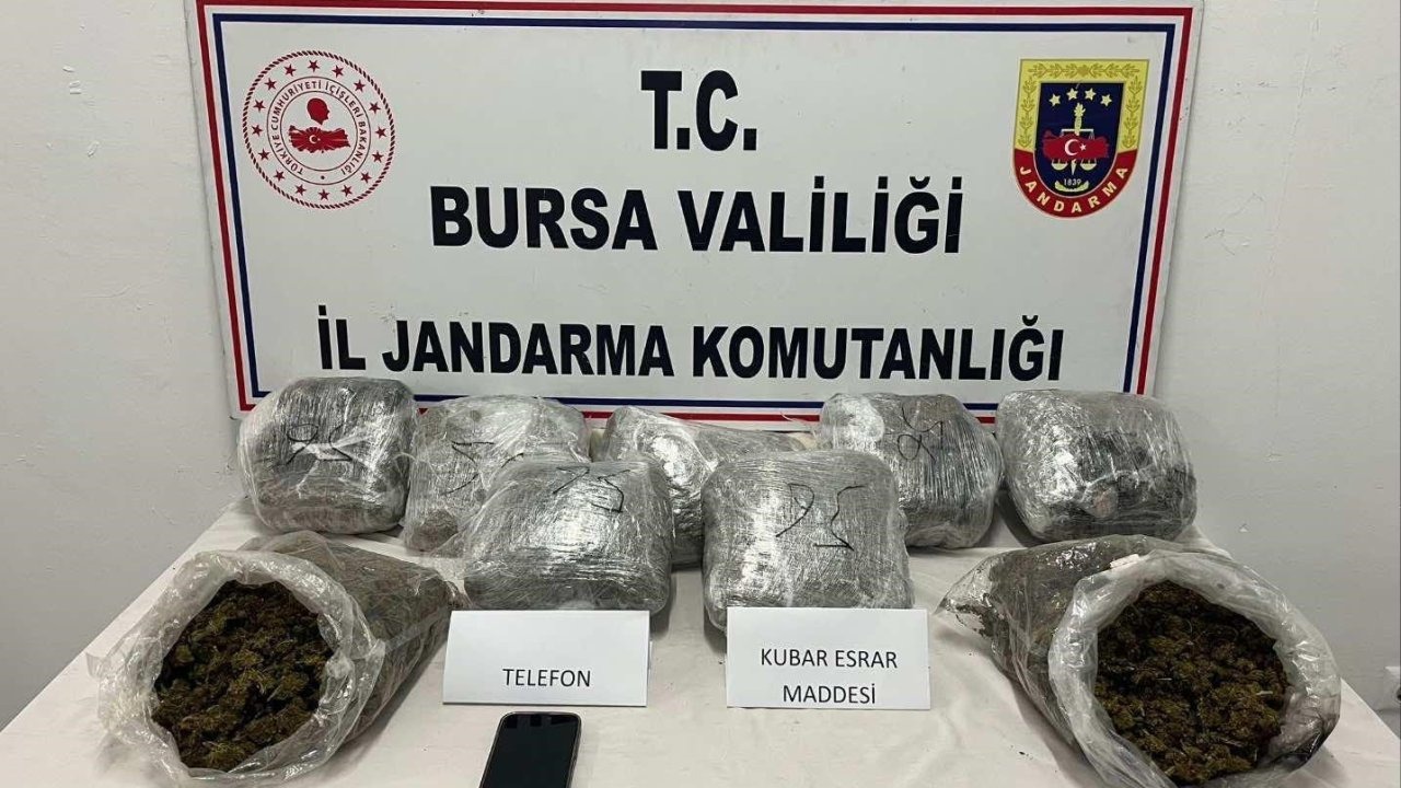 Bursa’da eve yapılan baskında 8 kilo 900 gram esrar ele geçirildi