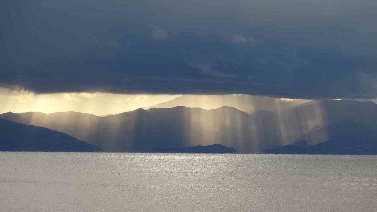 Van Semalarında Işık Hüzmeleri Büyüleyici Bir Manzara Oluşturdu