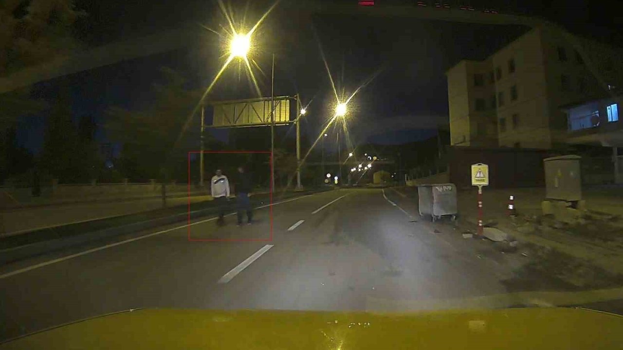 Erzurum&#039;da Tehlikeli Yürüyüş Araç Kamerasına Takıldı