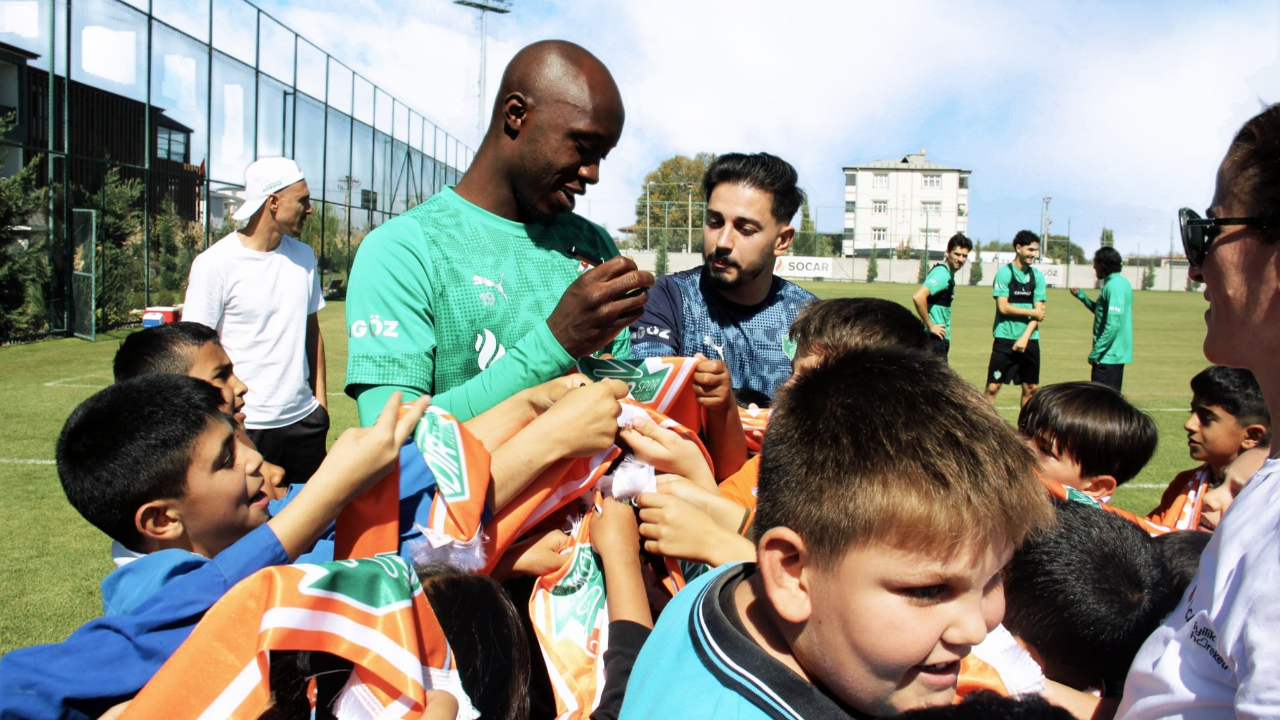 Iğdır&#039;da Anlamlı Buluşma: Köy Okulu Öğrencileri Futbol Kulübü Tesislerinde Ağırlandı
