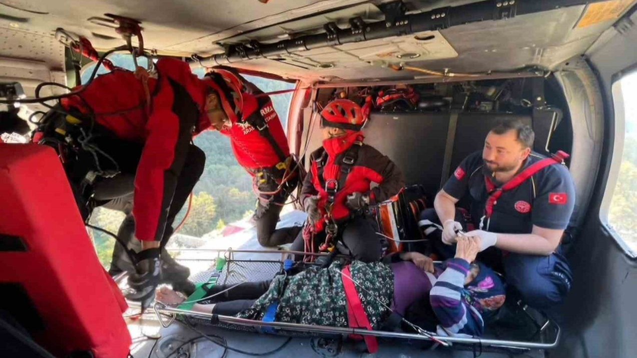 Yolu Kapanan Yaylada Mahsur Kalan 91 Yaşındaki Kadın Helikopterle Kurtarıldı