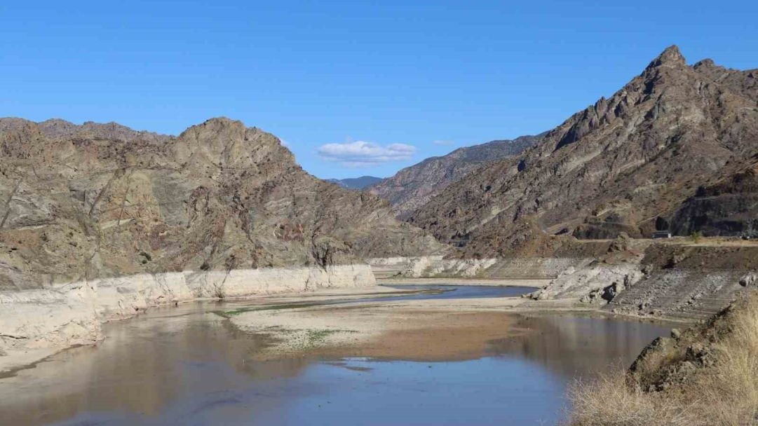 Kuraklık Ayvalı Barajı’nın Yüzeyini Değiştirdi: Çekilen Sular Yerini Yeşilliğe Bıraktı