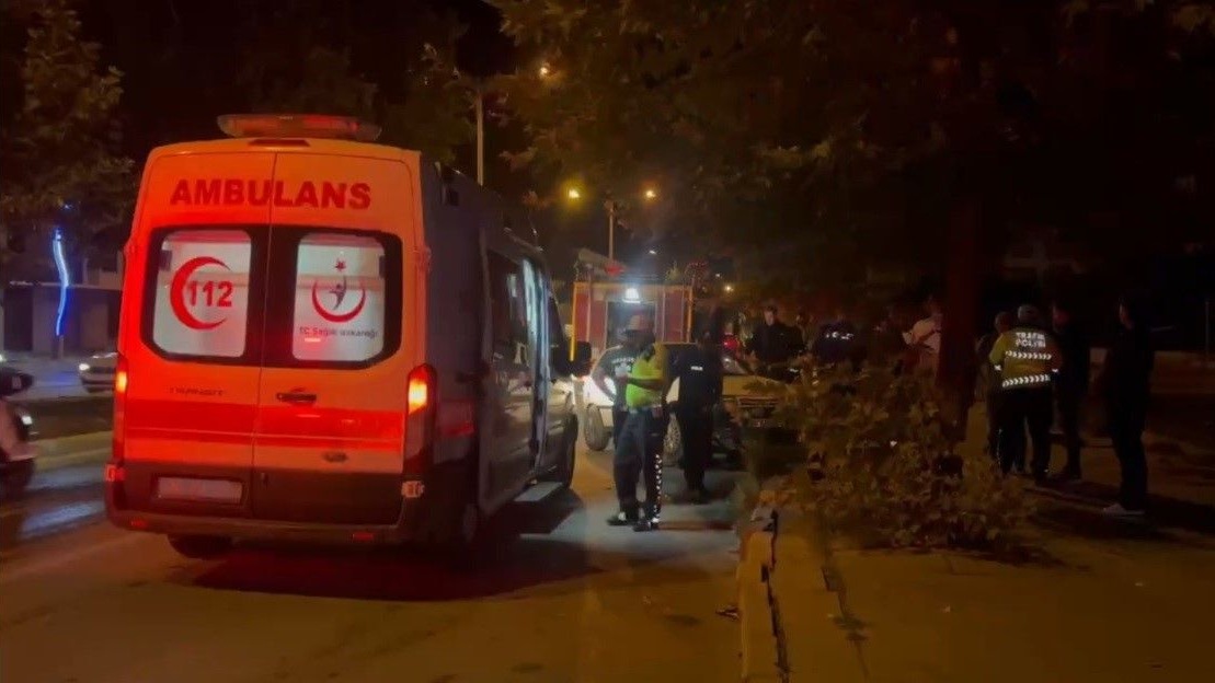 Erzincan&#039;da Kontrolden Çıkan Otomobil Kaldırıma Çıktı: 1 Yaralı