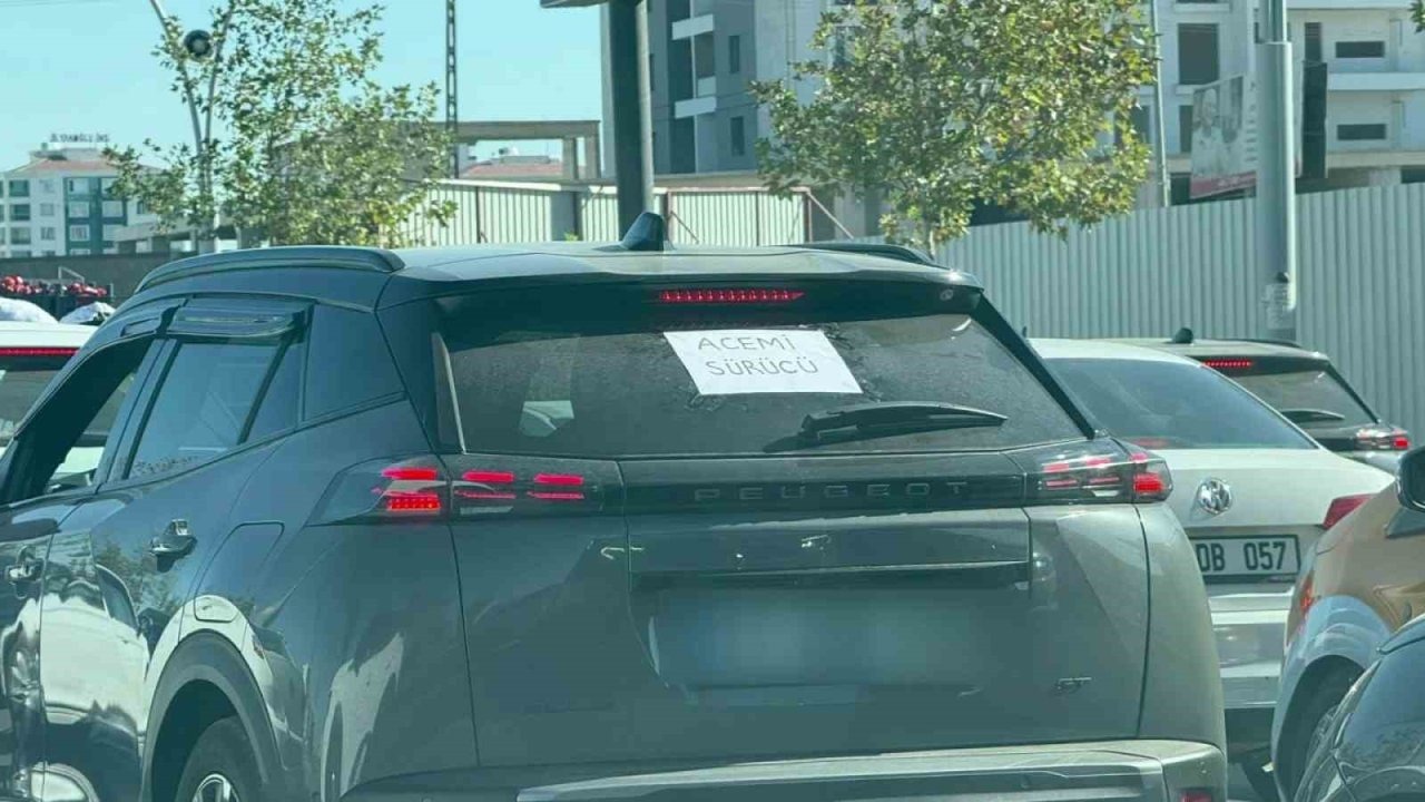 Diyarbakır&#039;da Trafiğe Çıkan Kadın Sürücüden Takdire Şayan Hareket: &quot;Acemi Sürücü&quot; Yazısı Astı