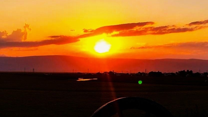 Ardahan’da Gün Doğumu Büyüledi: Gökyüzü Kızıl ve Altın Tonlarına Büründü