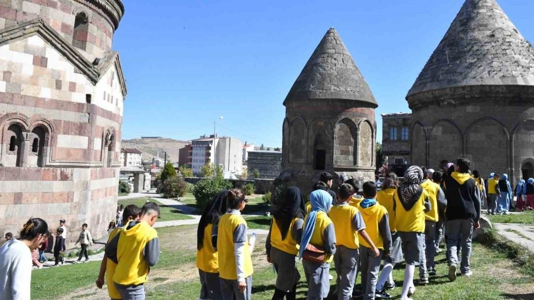 Yakutiye Belediyesi'nden Öğrencilere Tarih ve Kültür Gezisi