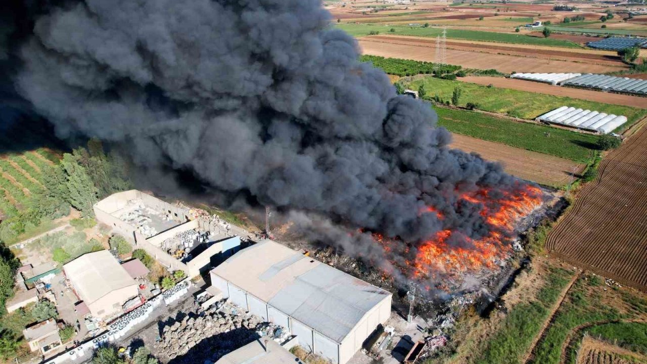 Adana’daki Geri Dönüşüm Yangını Hava Kirliliğini Tetikledi: Uzmanlardan Kanser Uyarısı