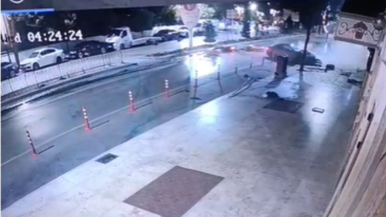 Isparta'da Zincirleme Kaza: Alkollü Sürücü İşletmeye Daldı, Kazayı İzleyen Motosikletli Refüje Savruldu