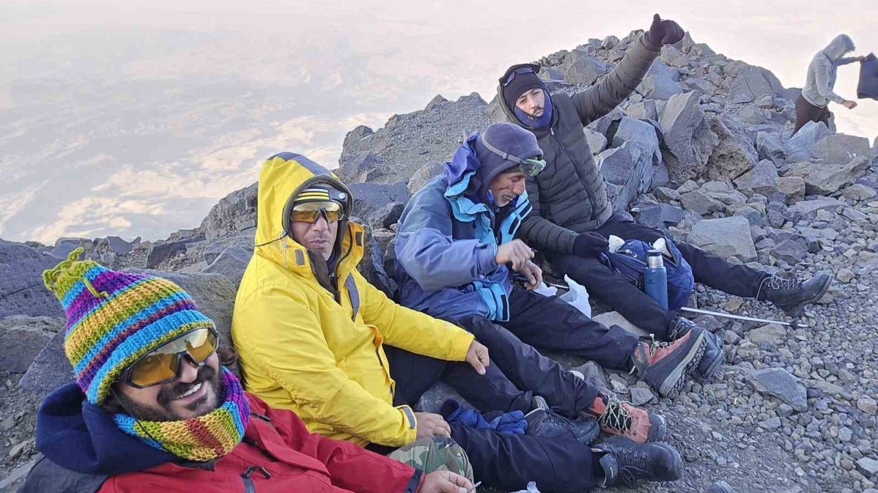 Diyadin Milli Eğitim Şube Müdürü, Ağrı Dağı Zirvesine Tırmandı